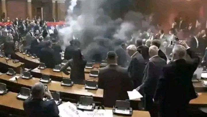 Sérvia: Oposição lança granada no parlamento