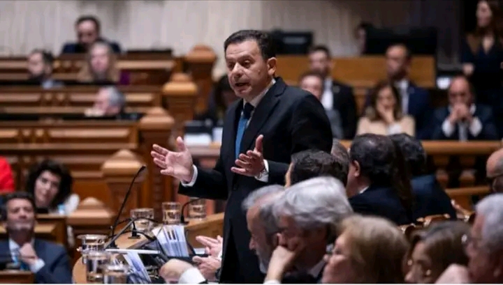 Portugal: Governo cai no Parlamento