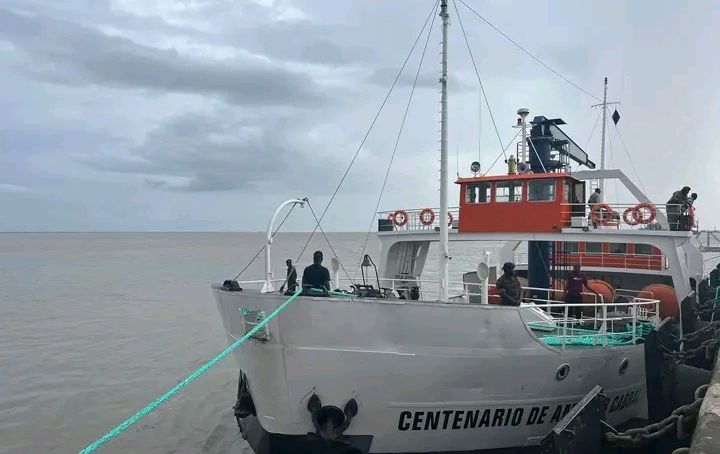 Movimento cívico denuncia "condições  indignas” de navio centenário