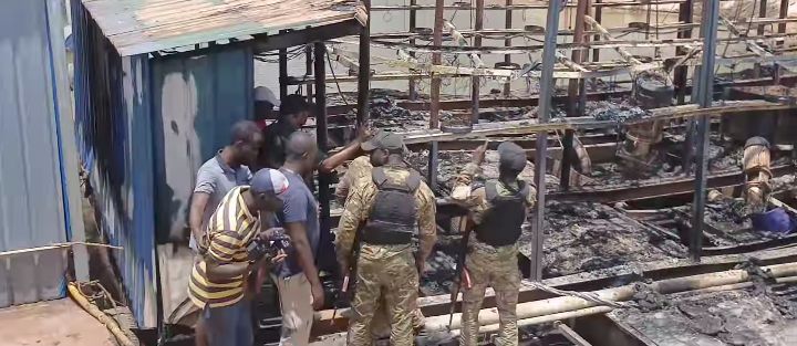 Varela:  Incendiada a  máquina de extração de areia pesada