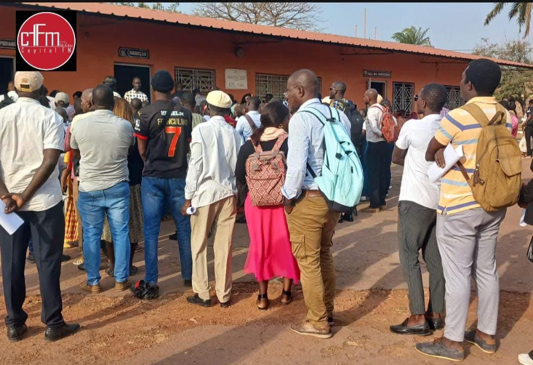 Professores em fila, aulas paralisadas: Alunos de Bissau repudiam