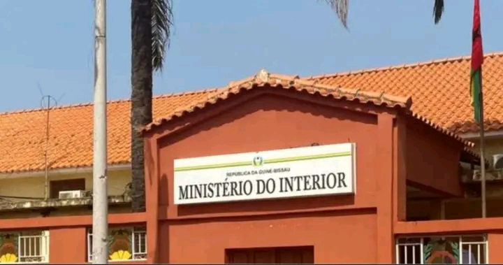 Ministro do Interior faz varredura e exonera 17 membros do antigo gabinete