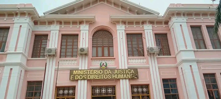 Oficiais de Justiça entregam pré-aviso de greve de 20 dias