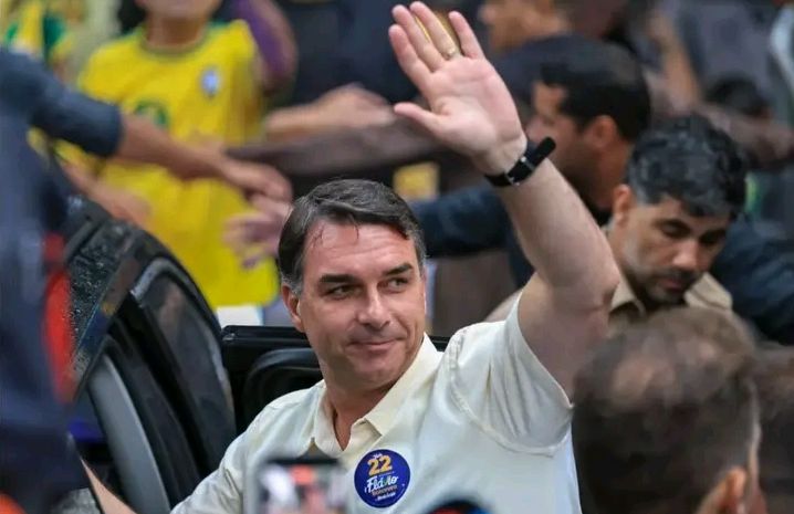 Flávio Bolsonaro declara-se "verdadeiro presidente eleito"